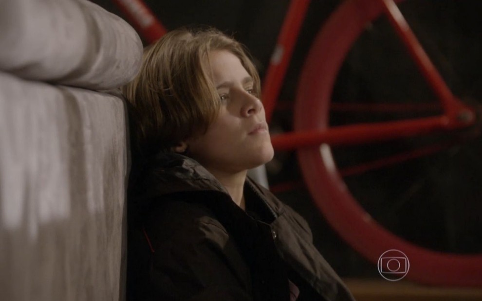 Isabella Santoni grava cena com expressão cansada, como Karina, em Malhação Sonhos, da Globo