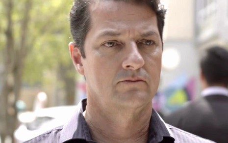 O ator Marcelo Serrado em cena de Pega Pega na qual exibe uma expressão tensa