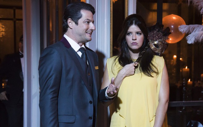 Marcelo Serrado, de terno, e Mariana Santos, de vestido amarelo, como Malagueta e Maria Pia de Pega Pega