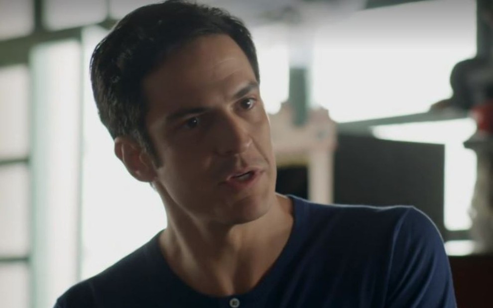 O ator Mateus Solano caracterizado como o personagem Eric olha indignado em cena da novela Pega Pega da Globo