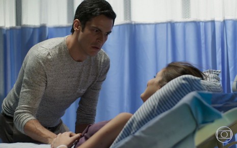 Mateus Solano grava cena com expressão tensa para Camila Queiroz, que está em cama de hospital, como Eric e Luiza