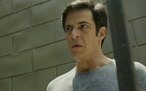Mateus Solano grava cena saindo da prisão, com expressão tensa, como Eric em Pega Pega, da Globo