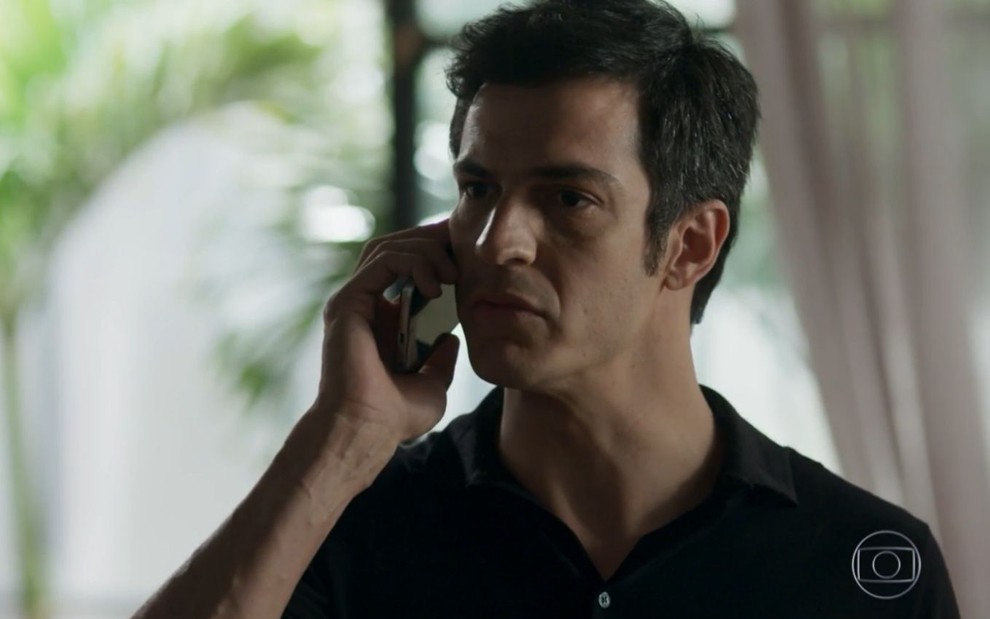 Mateus Solano grava cena ao telefone, com expressão tensa, como Eric de Pega Pega