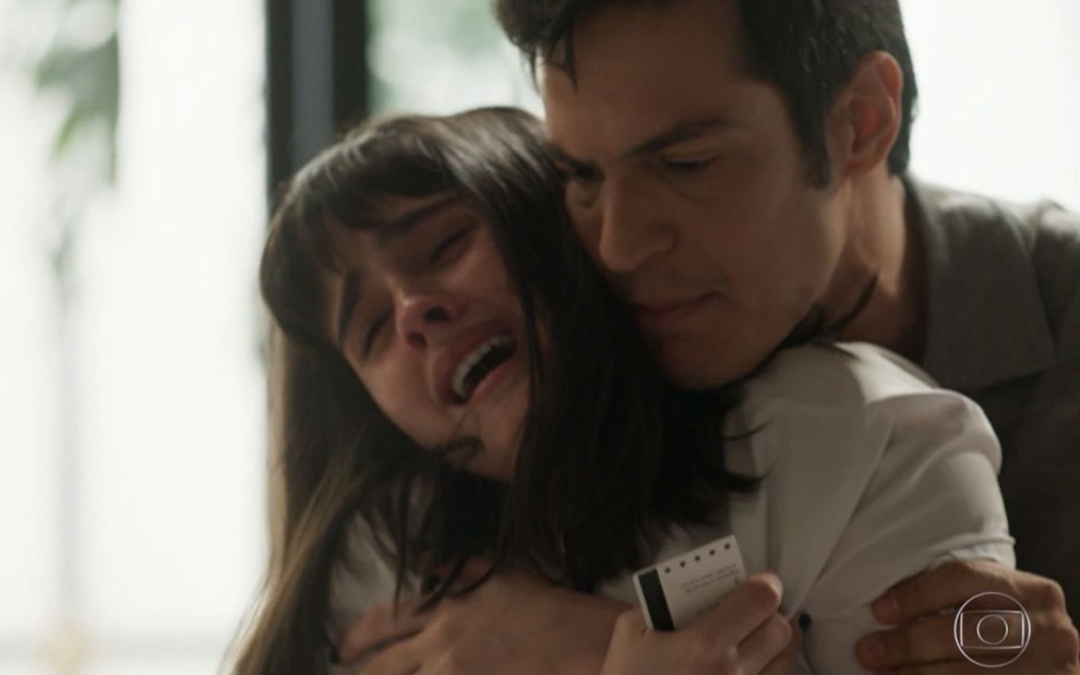 Bebeth (Valentina Herszage) chora e é abraçada por Eric (Mateus Solano) em cena de Pega Pega