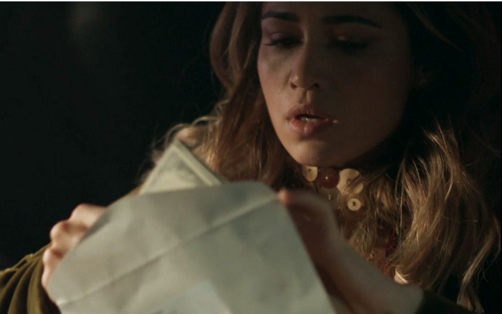 Nanda Costa grava cena guardando dinheiro em envelope, como Sandra Helena em Pega Pega