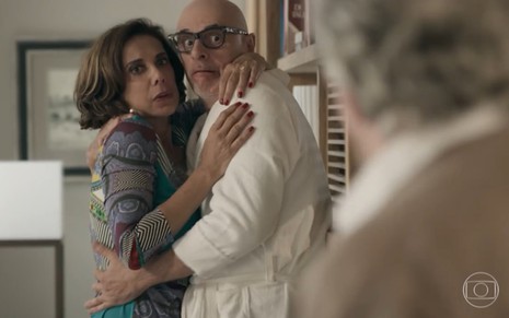 Angela Vieira grava abraçada com Marcos Caruso, ambos com cara de choque, como Lígia e Pedrinho de Pega Pega