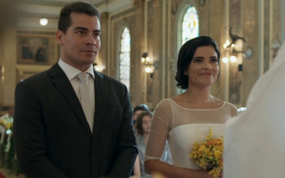 Thiago Martins e Vanessa Giácomo gravam cena de casamento, como Júlio e Antônia em Pega Pega