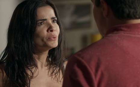 Vanessa Giácomo grava cena chorando para Thiago Martins, como Antônia e Júlio em Pega Pega, da Globo