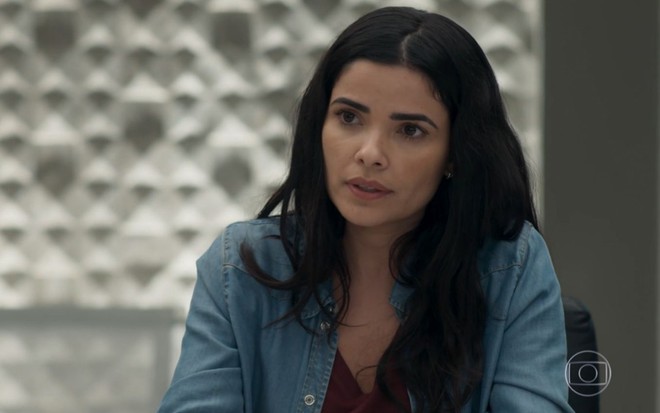 Vanessa Giacomo grava cena com expressão tensa, como Antônia em Pega Pega, da Globo