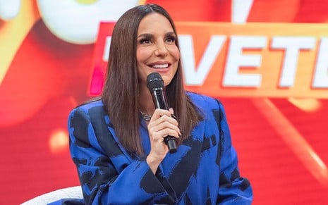 Ivete Sangalo com uma blusa azul no estúdio do Pipoca da Ivete