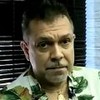 Marco Antônio Rodrigues com uma camisa florida em um vídeo no YouTube; William Bonner no JN