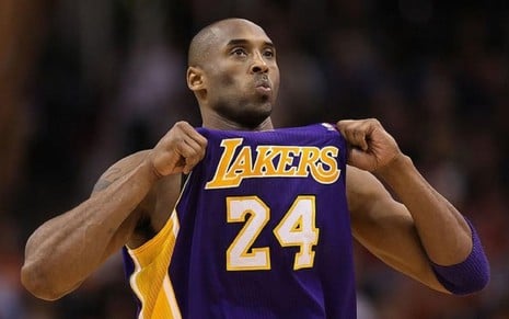 Kobe Bryant mostra sua camisa no Los Angeles Lakers em um documentário da ESPN