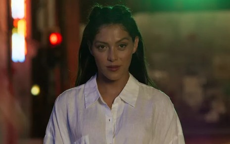 Morte (A Maia) está parada em rua durante a noite em cena de de Quanto Mais Vida, Melhor!, novela das sete da Globo