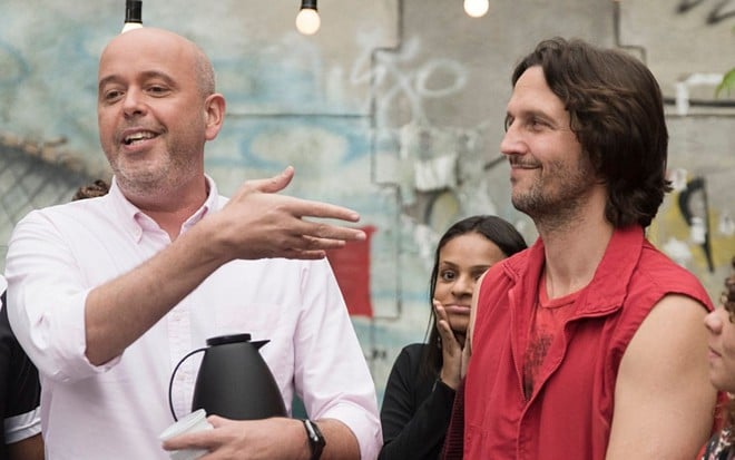 Alex Escobar e Vladimir Britcha em cena de Quanto Mais Vida, Melhor