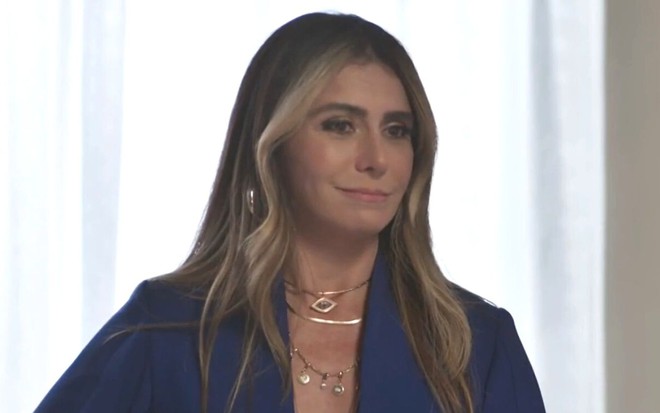 Giovanna Antonelli usa roupa azul como a Paula em cena da novela Quanto Mais Vida, Melhor!