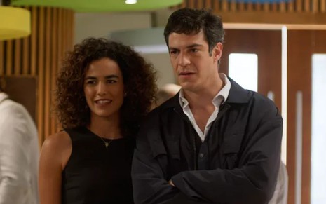 Rose (Bárbara Colen) está ao lado de Flávia/Guilherme (Mateus Solano) em cena de Quanto Mais Vida, Melhor!