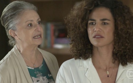 Ana Lucia Torre e Bárbara Colen em cena de Quanto Mais Vida, Melhor: atrizes estão caracterizadas como Celina e Rose, e a primeira olha para colega de cena pelas costas