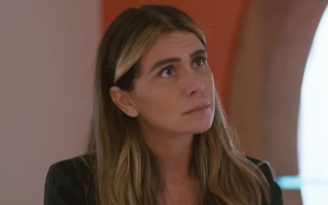 Giovanna Antonelli grava cena com expressão tensa, como Paula em Quanto Mais Vida, Melhor!