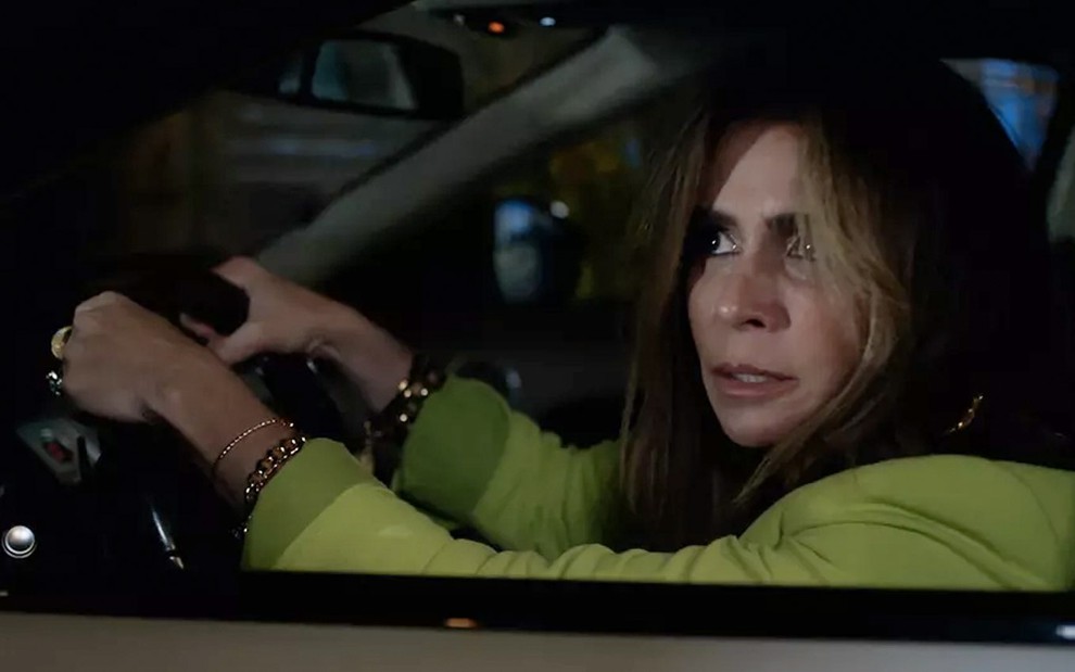 A atriz Giovanna Antonelli como a Paula com expressão transtornada a frente de um volante como a Paula em cena de Quanto Mais Vida, Melhor