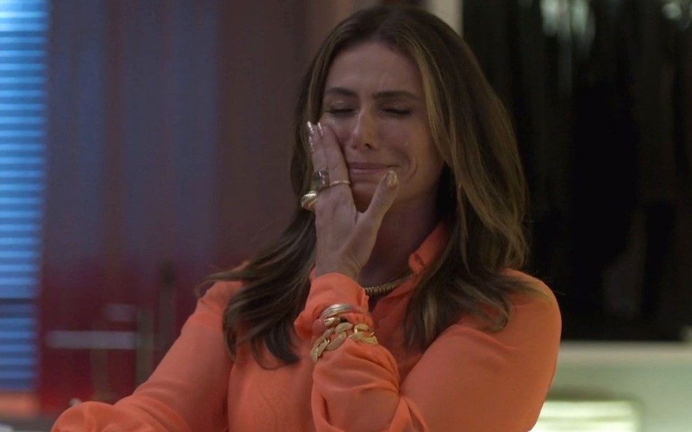 Paula (Giovanna Antonelli) chora em cena de Quanto Mais Vida, Melhor!