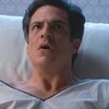 Ator Mateus Solano surge deitado em cama e olha para cima com cara de assustado em cena de Quanto Maias Vida, Melhor