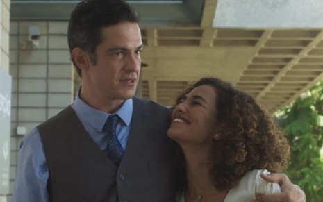 Guilherme (Mateus Solano) abraça Rose (Bárbara Colen), que sorri para ele