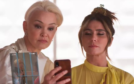 Carmem (Julia Lemmertz) mostra celular para Paula (Giovanna Antonelli) em cena de Quanto Mais Vida, Melhor!