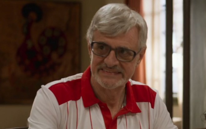 Marcos Caruso grava cena com expressão desconfiada, como Osvaldo em Quanto Mais Vida, Melhor!