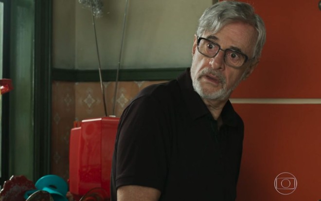 Marcos Caruso grava cena com expressão séria, como Osvaldo em Quanto Mais Vida, Melhor!