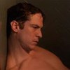 Guilherme (Mateus Solano) está caído em box de banheiro em cena de Quanto Mais Vida, Melhor!, novela das sete da Globo