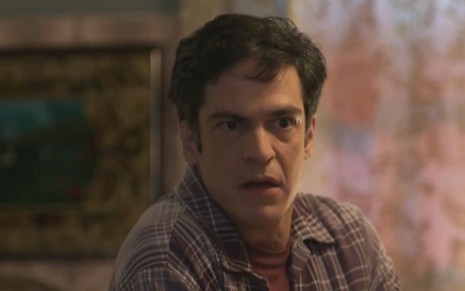 Mateus Solano em cena com expressão tensa, como Guilherme em Quanto Mais Vida, Melhor!, novela das sete da Globo