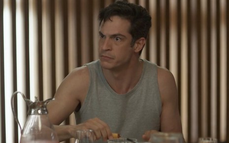 O ator Mateus Solano caracterizado como Guilherme em cena de Quanto Mais Vida, Melhor