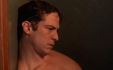 Guilherme (Mateus Solano) está caído em box de banheiro em cena de Quanto Mais Vida, Melhor!, novela das sete da Globo