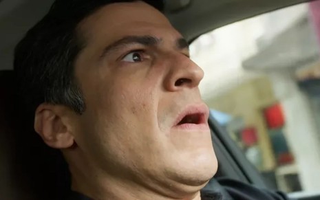 Guilherme (Mateus Solano) está assustado enquanto dirige carro em cena de Quanto Mais Vida, Melhor!