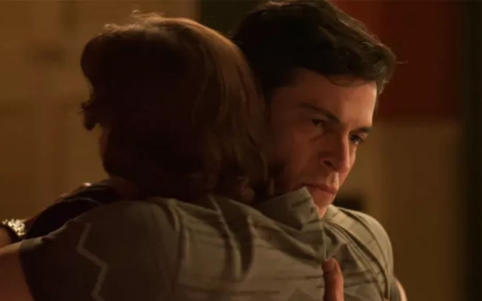 Guilherme (Mateus Solano) abraça Neném (Vladimir Brichta) em cena de Quanto Mais Vida, Melhor!, novela das seis