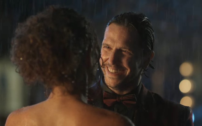 Vladimir Brichta grava sorridente e molhado de chuva como Neném de Quanto Mais Vida, Melhor