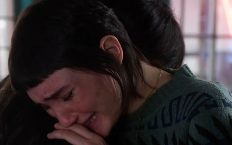 Ingrid (Nina Tomsic) chora abraçada a Flávia (Valentina Herszage) em Quanto Mais Vida, Melhor!, novela das sete da Globo