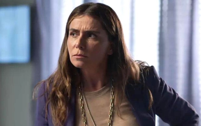 Giovanna Antonelli em cena de Quanto Mais Vida, Melhor: caracterizada como Paula, atriz olha para alguém fora do quadro