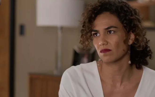 Bárbara Colen, caracterizada como Rose, tem o semblante sério em cena de Quanto Mais Vida, Melhor!