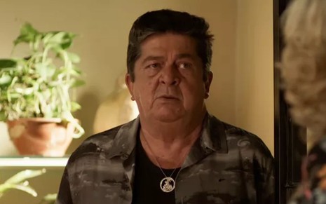 Stepan Nercessian grava cena com expressão tensa, como Edson de Quanto Mais Vida, Melhor!, novela das sete da Globo