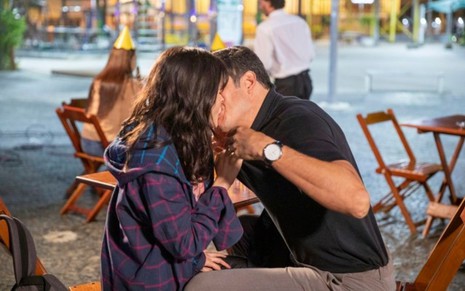 Flávia (Valentina Herszage) e Guilherme (Mateus Solano) se beijam em bar em cena de Quanto Mais Vida, Melhor!