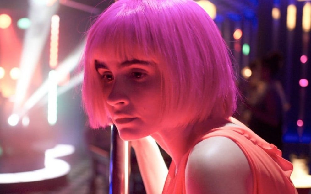 Flávia/Guilherme (Valentina Herszage) está com peruca rosa de Pink em cena na boate Pulp Fiction em Quanto Mais Vida, Melhor!