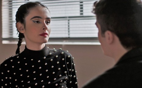 Flávia (Valentina Herszage) conversa com Gabriel (Caio Manhente) em cena de Quanto Mais Vida, Melhor!