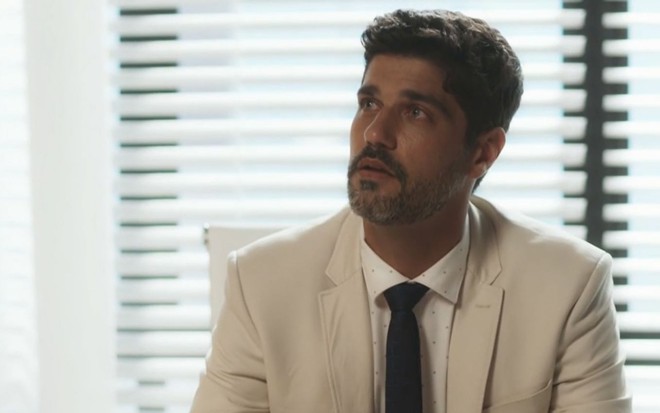 Marcelo (Bruno Cabrerizo) em cena de Quanto Mais Vida, Melhor!