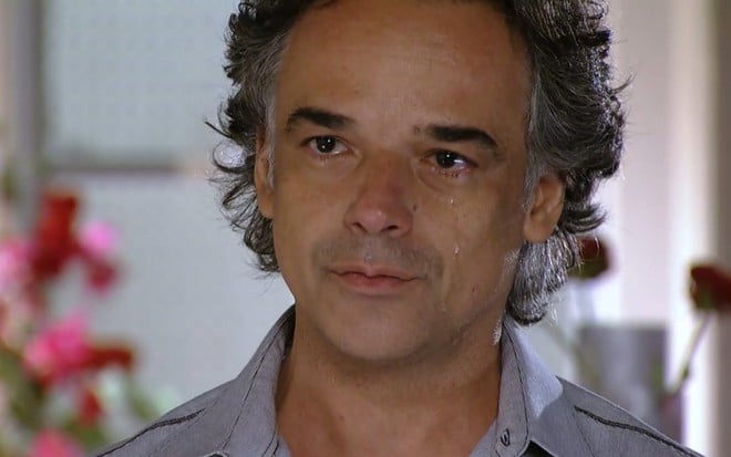 O ator Ângelo Antônio, com expressão de sofrimento, em cena como Marcos em A Vida da Gente