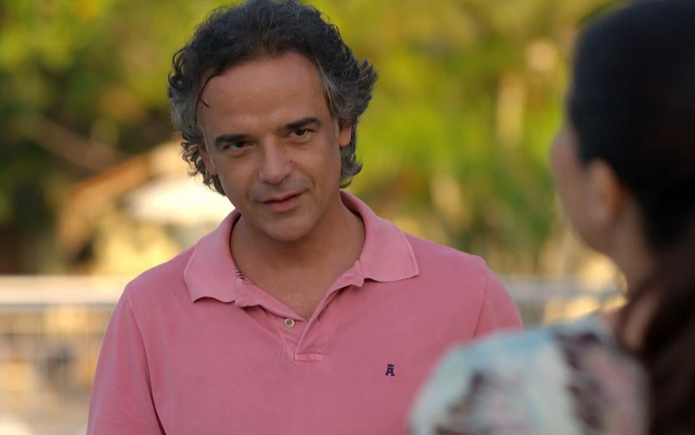 O ator Ângelo Antônio, com uma polo cor-de-rosa, em cena como Marcos em A Vida da Gente