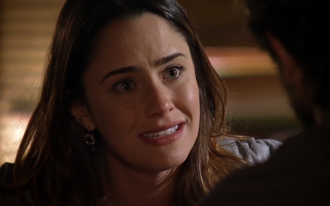 A atriz Fernanda Vasconcellos, com expressão de choro, em cena como Ana em A Vida da Gente
