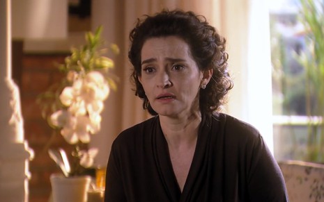 A atriz Gisele Fróes, com expressão de choque, em cena como Vitória em A Vida da Gente