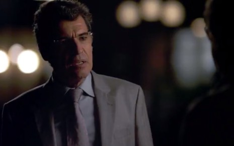 O ator Paulo Betti usa terno e gravata e tem expressão fechada em cena como Jonas em A Vida da Gente