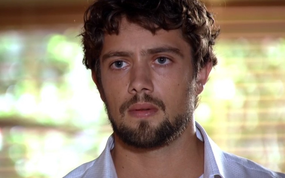 O ator Rafael Cardoso, com expressão fechada e tensa, em cena como Rodrigo em A Vida da Gente